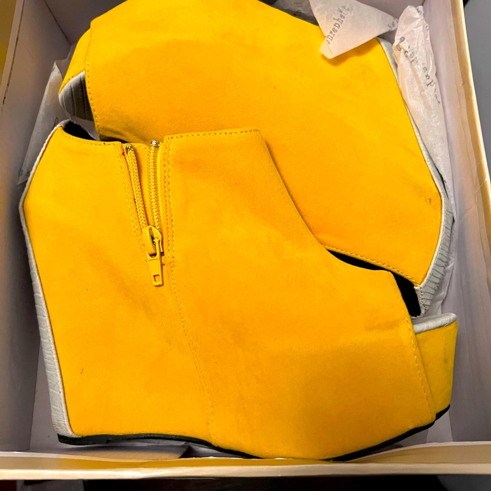 Gold wedges size 7.5